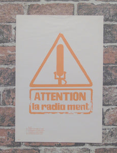 Atelier Populaire Poster Print: attention la radio ment