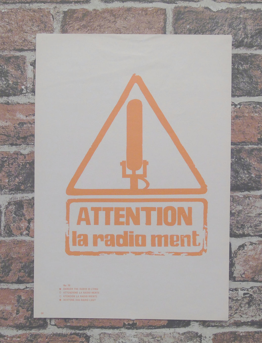 Atelier Populaire Poster Print: attention la radio ment