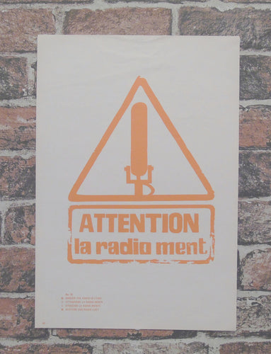 Vintage Atelier Populaire Poster Print: attention la radio ment